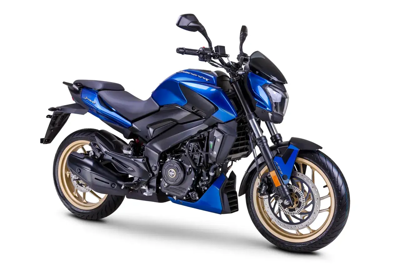 Niebieski Bajaj Dominar 400 z złotymi felgami, gotowy na podbój dróg.