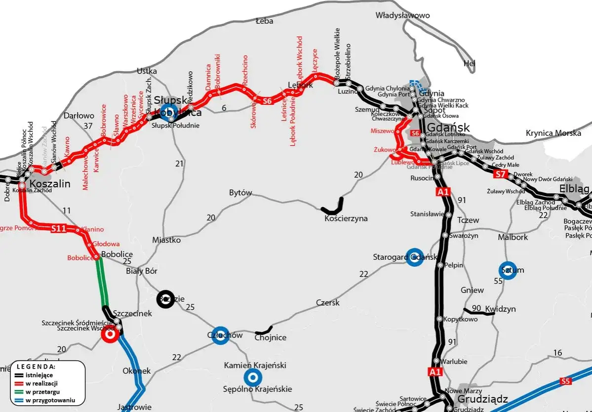 Mapa przedstawia przebieg drogi S6 i S11, z zaznaczonymi odcinkami istniejącymi, w realizacji, w przetargu i w przygotowaniu.