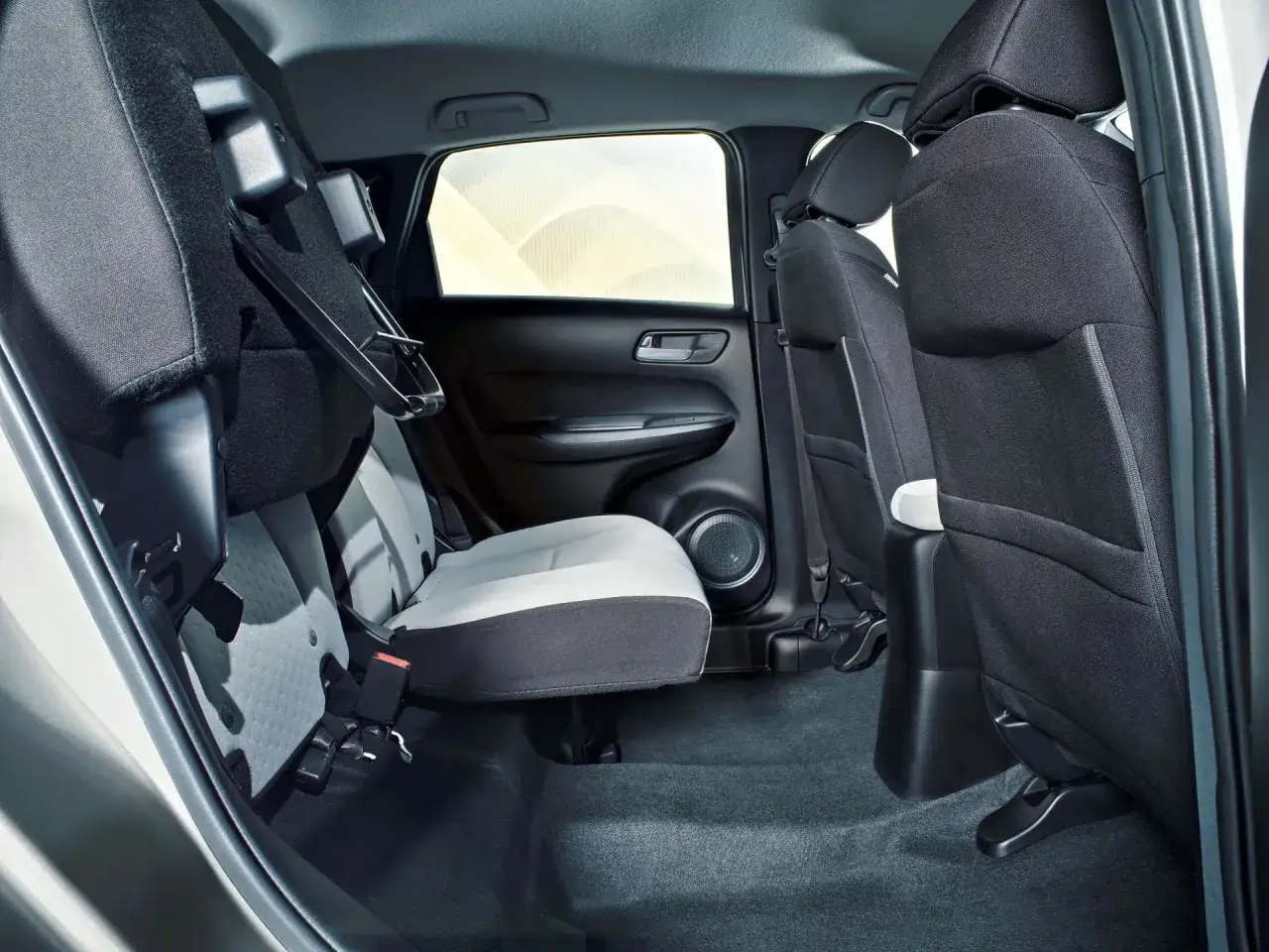 Wnętrze Hondy Jazz 2 z podniesionym siedziskiem fotela, ukazujące system Magic Seats i mocowania ISOFIX.