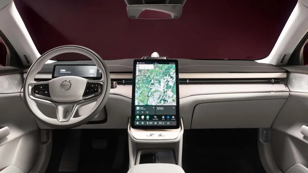 Wnętrze Volvo EX90 z dużym ekranem dotykowym nawigacji i cyfrowym kokpitem.