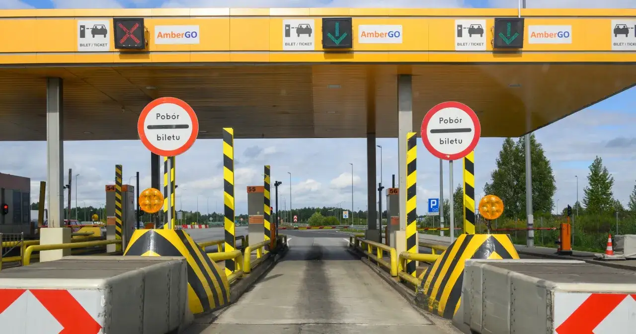 Bramki poboru opłat na autostradzie A1. Kierowcy pobierają bilety lub korzystają z systemu AmberGO.