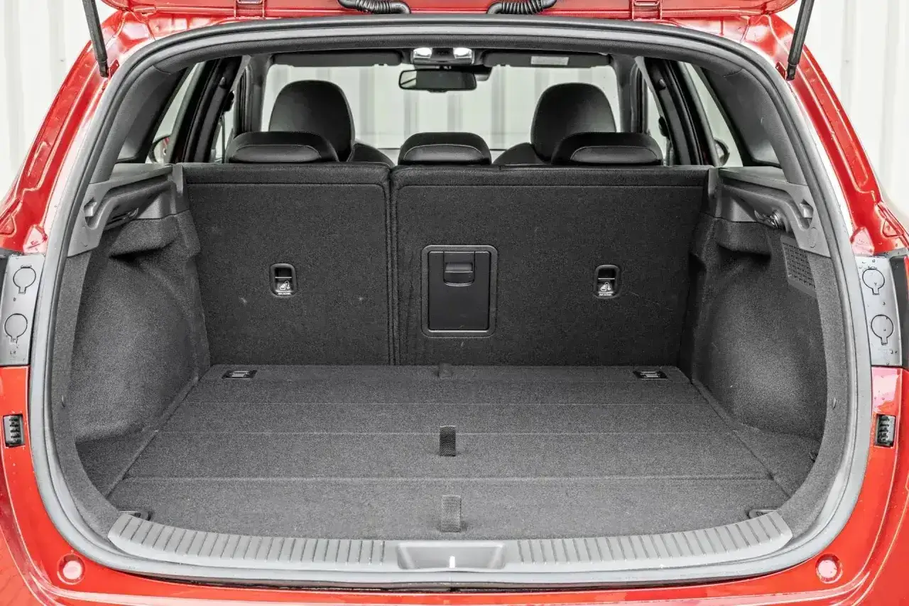 Pusty bagażnik czerwonego Hyundai i30 Wagon, gotowy na podróż.