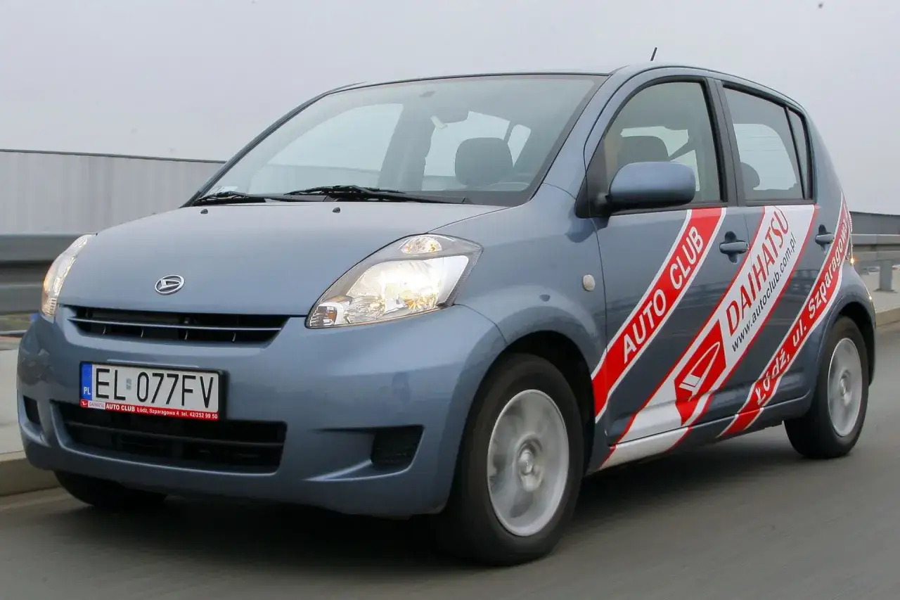 Niebieski Daihatsu Sirion z naklejkami 