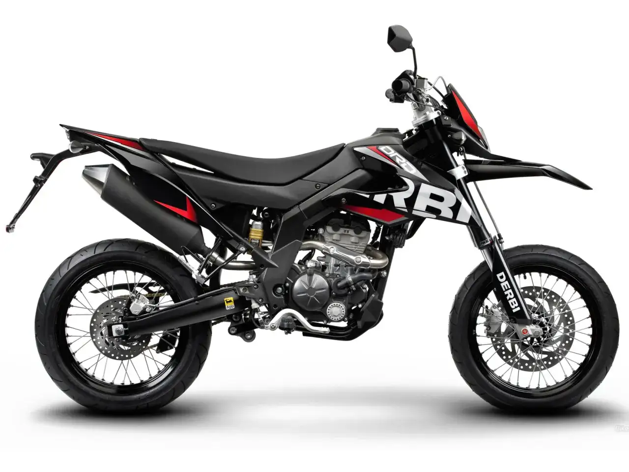 Czarny motocykl Derbi Senda z czerwonymi akcentami, gotowy na przygodę.