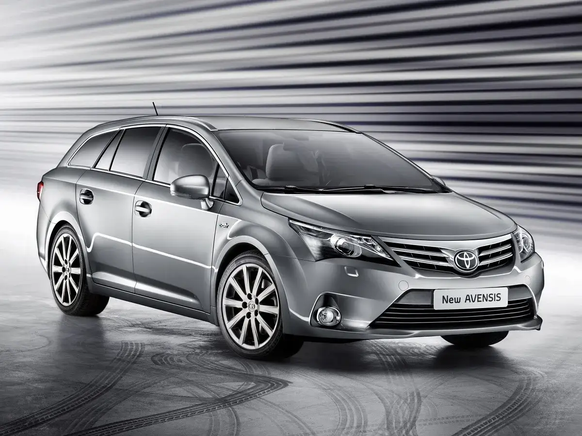 Srebrny kombi Toyota Avensis T27 z felgami i napisem 