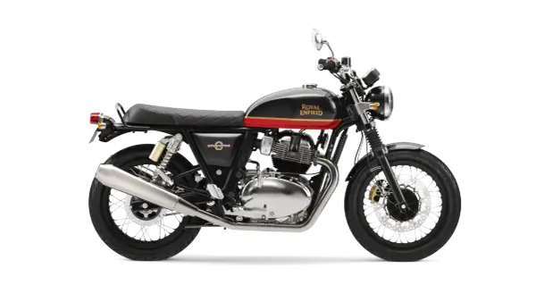 Czarny motocykl Royal Enfield Interceptor 650 z czerwono-złotymi pasami na baku. Klasyczny styl i moc.