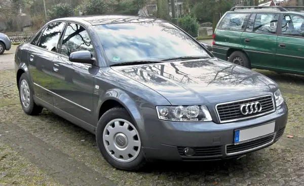 Szary sedan Audi A4 B6 zaparkowany na zewnątrz.
