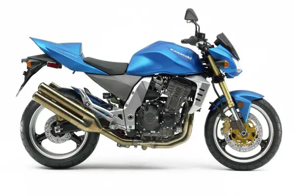 Błękitny Kawasaki Z1000 z podwójnym wydechem i złotymi elementami zawieszenia.