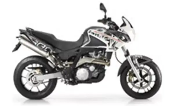Czarny motocykl Aprilia Pegaso 650 z białymi i czerwonymi akcentami, gotowy na przygodę.