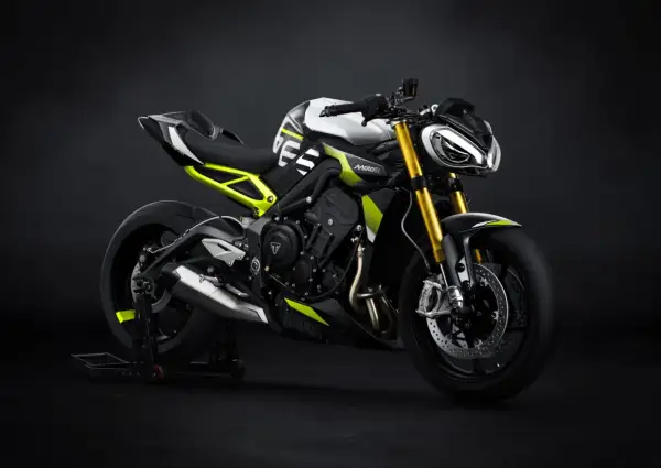 Nowy Triumph Street Triple w sportowej odsłonie, z neonowymi akcentami i złotym zawieszeniem, gotowy na podbój ulic.