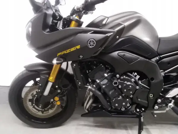 Ciemnoszary motocykl Yamaha FZ8 z żółtym napisem "FAZER" na owiewce. Złote lagi amortyzatorów.
