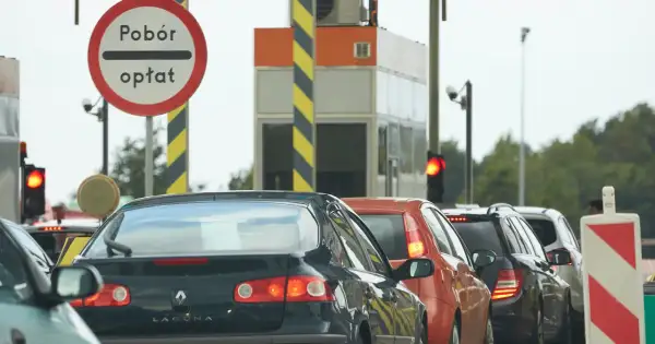 Korki na autostradzie A1 przed punktem poboru opłat. Samochody stoją w kolejce do zapłaty.