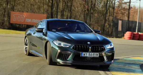 Zielone BMW M8 na torze. Zastanawiasz się nad jego **bmw m8 cena**?