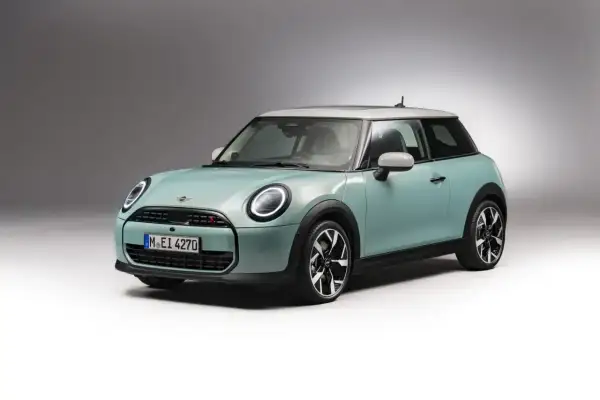 Miętowy Mini Cooper S z białym dachem. Sprawdź aktualną mini cooper cena i dowiedz się więcej o tym stylowym samochodzie.