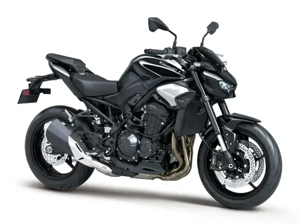 Czarny Kawasaki Z900, gotowy do podboju dróg. Agresywny design i moc, która wzywa do przygody.