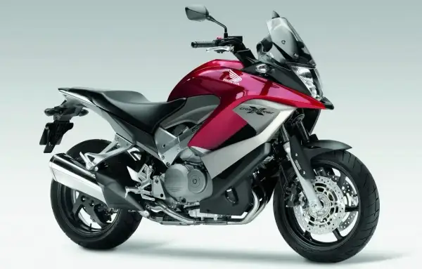 Czerwony motocykl Honda VFR 800 Crossrunner z błyszczącym lakierem, gotowy na przygodę.