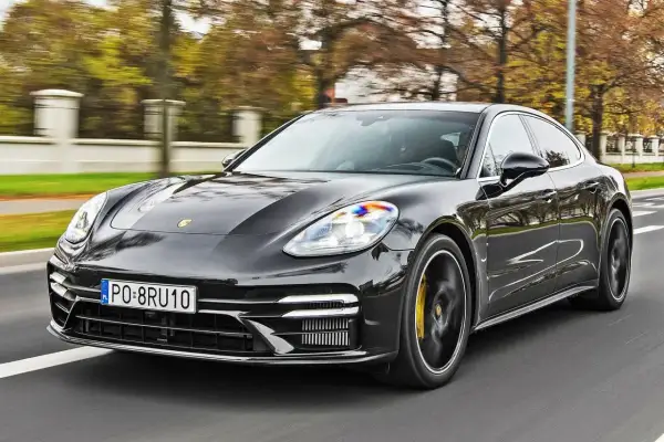 Czarny Porsche Panamera w ruchu. Sprawdź aktualną porsche panamera cena i możliwości tego luksusowego sedana.