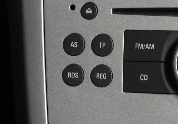 Przyciski radia samochodowego: AS, TP, RDS, REG, FM/AM, CD. RDS to system, który wyświetla nazwy stacji radiowych.