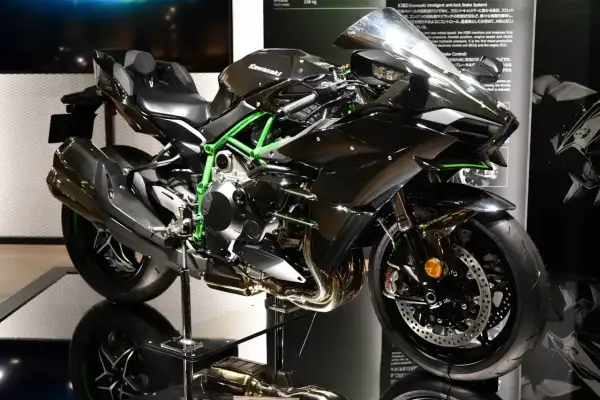 Czarny motocykl Kawasaki H2R z zieloną ramą, błyszczącymi detalami i sportowym wyglądem.