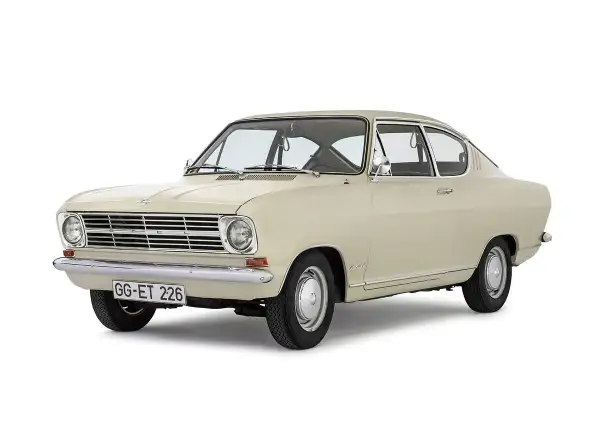 Jasny beżowy Opel Kadett z lat 60. z chromowanymi detalami i tablicą rejestracyjną GG-ET 226.