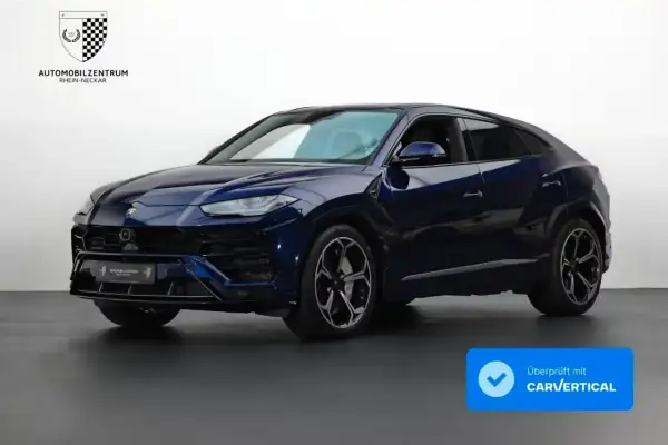 Ciemnoniebieski Lamborghini Urus na tle białej ściany. Sprawdź aktualną lamborghini urus cena i dostępność.