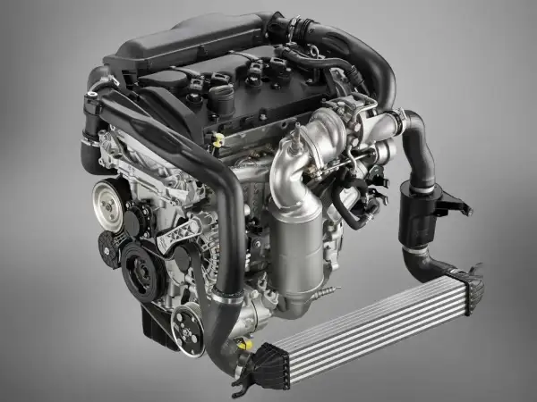 Silnik 1.6 THP z turbosprężarką i intercoolerem, gotowy do montażu.