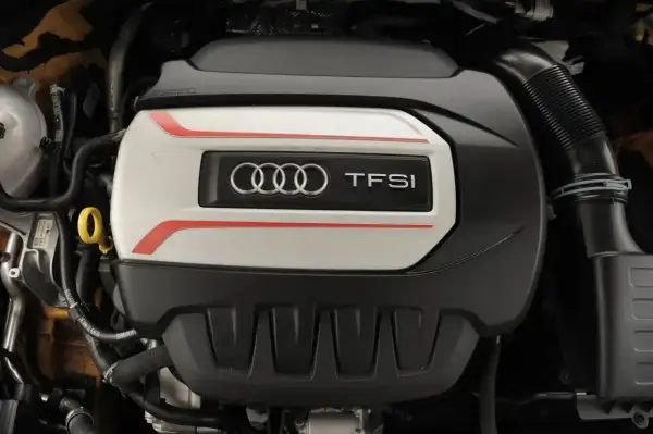 Silnik TFSI Audi z charakterystycznym logo i czerwonymi akcentami.