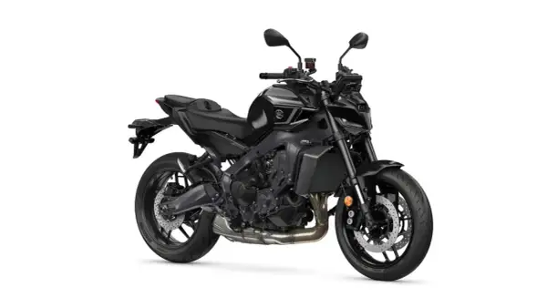 Czarny motocykl Yamaha MT09, z agresywnym przodem i sportowym charakterem, gotowy na podbój dróg.