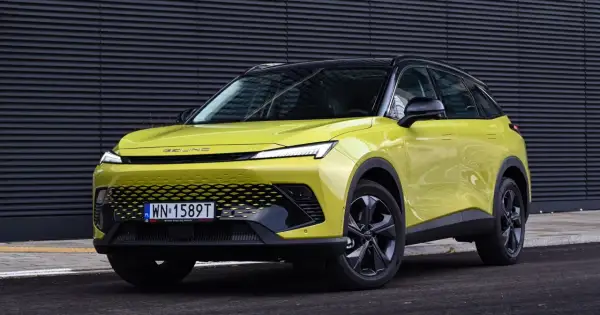 Jaskrawożółty SUV z czarnym dachem i felgami. Z przodu widoczny napis "BEIJING" i polska tablica rejestracyjna. To może być nowy model Beijing 5, cena do ustalenia.