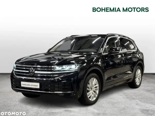 Czarny Volkswagen Touareg 3.0 TDI z pięknymi felgami, gotowy na każdą podróż.