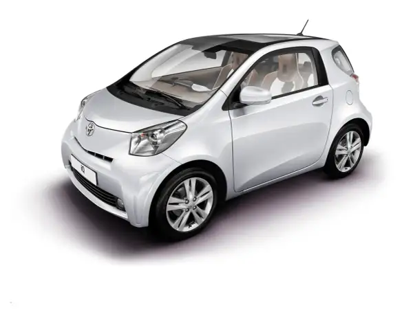 Biały samochód Toyota iQ z czarnym dachem i jasnym wnętrzem, widok z przodu i z boku.