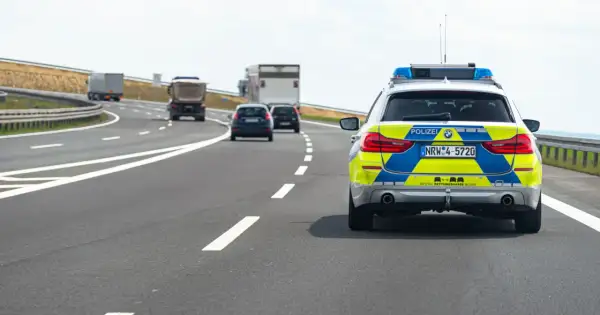 Niemiecki radiowóz na autostradzie, jadący za innymi pojazdami.