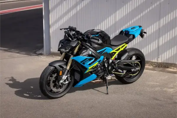 Potężny motocykl BMW S1000R w jaskrawym, niebiesko-żółtym malowaniu, gotowy do podboju dróg.