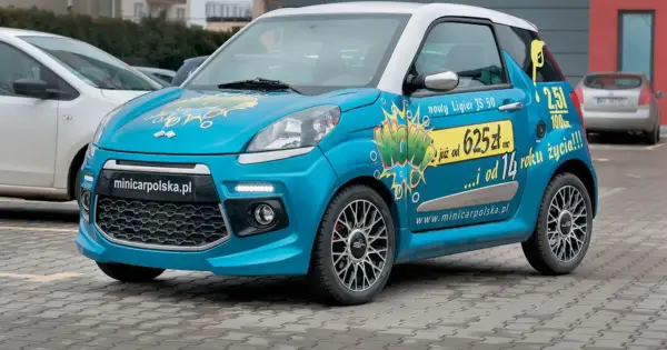 Niebieski czterokołowiec lekki Ligier JS 50 z napisem "WOW" i informacją o cenie.