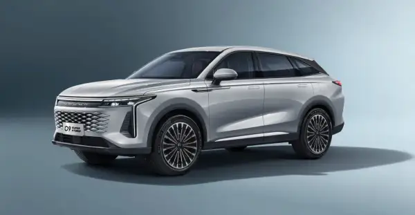 Srebrny OMODA 9 Super Hybrid, SUV z nowoczesnym grillem i eleganckimi liniami. Sprawdź omoda 9 cena i odkryj jego możliwości.