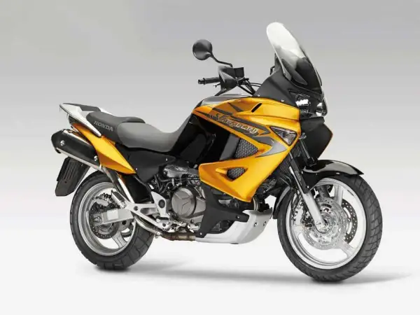 Żółto-czarny motocykl Honda Varadero, gotowy na przygodę.