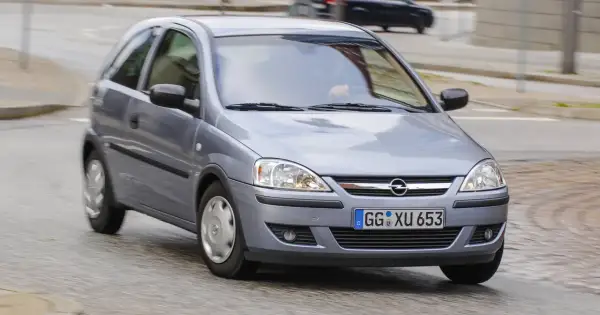Srebrny Opel Corsa C w ruchu na drodze.