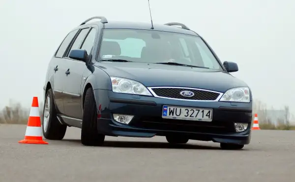 Ciemnogranatowy Ford Mondeo Mk3 kombi na drodze z pachołkami.